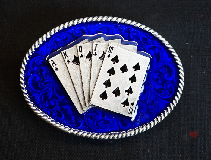 Gürtelschnalle Spielkarten Pik auf blauem Oval