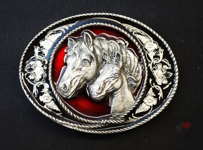 Gürtelschnalle Zwei Pferdeköpfe mit Lasso rot/schwarz Western