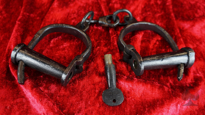 Handschellen schmiedeeisern mittelalterlich mit Schlüssel