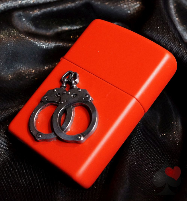 Zippo Sturmfeuerzeug matt rot mit 3D-Motiv Handschellen