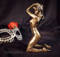 Preview: akt bronze erotik figur frau nackt kniend arme zum kopf gehoben spielerspelunke