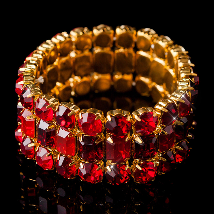 glitzerndes Stretch-Armband mit 3 Reihen großen, roten Strasssteinchen in goldfarbenem Metall gefasst