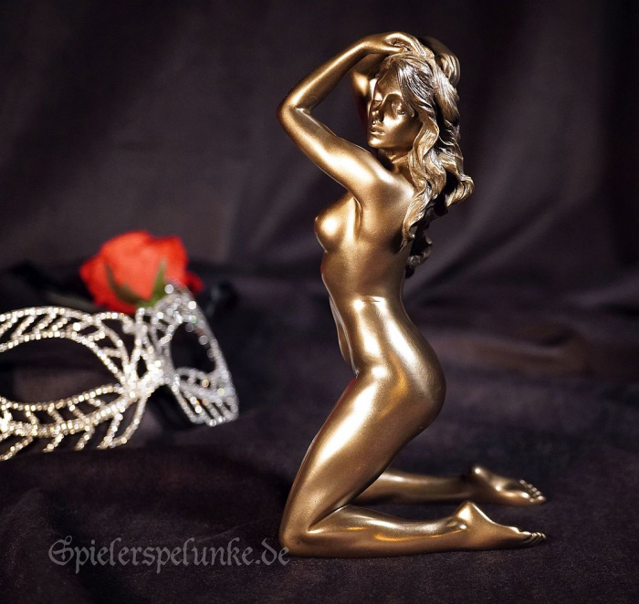 akt bronze erotik figur frau nackt kniend arme zum kopf gehoben spielerspelunke