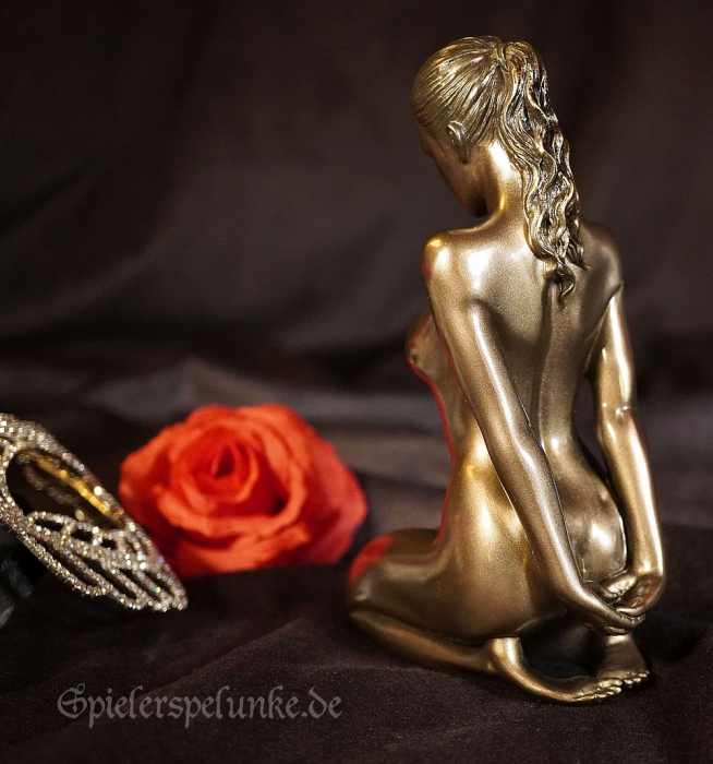 akt bronze erotik figur frau nackt kniend mit pferdeschwanz spielerspelunke