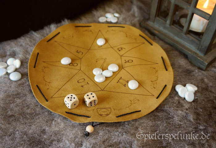 Lederspiel "Glückshaus", historisches Glücksspiel aus dem 15. Jahrhundert