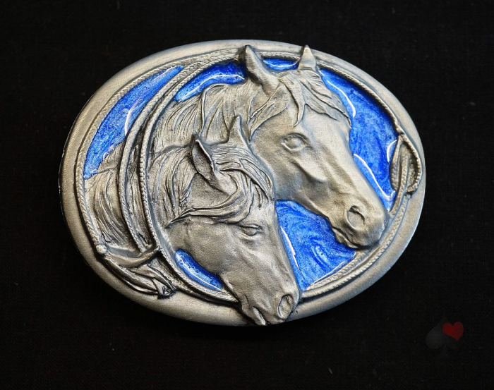 Gürtelschnalle Zwei Pferdeköpfe mit Lasso hellblau Western