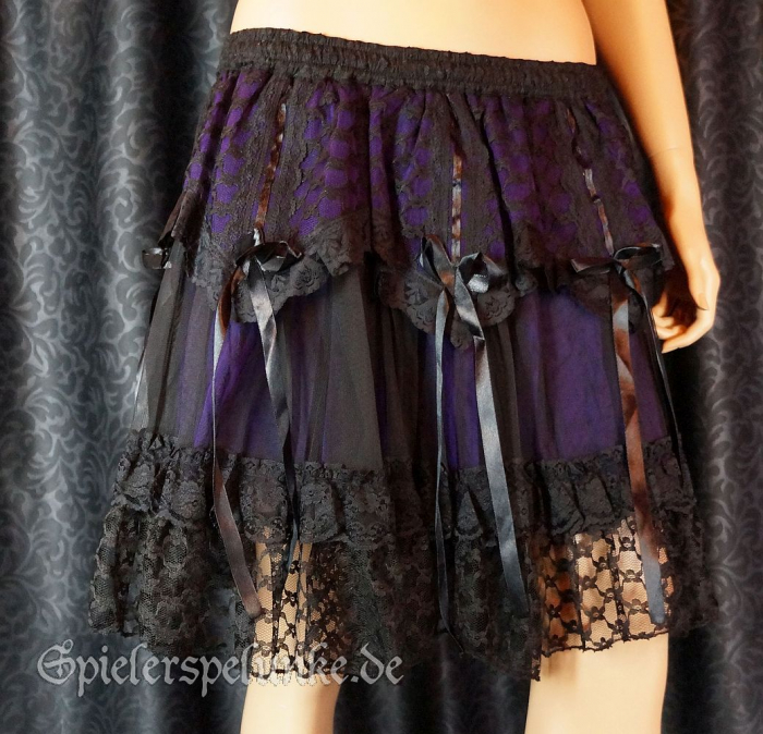 Gothic Burlesque Minirock aus lila Satin mit schwarzem Spitzenoverlay und schwarzen Satin Schleifen