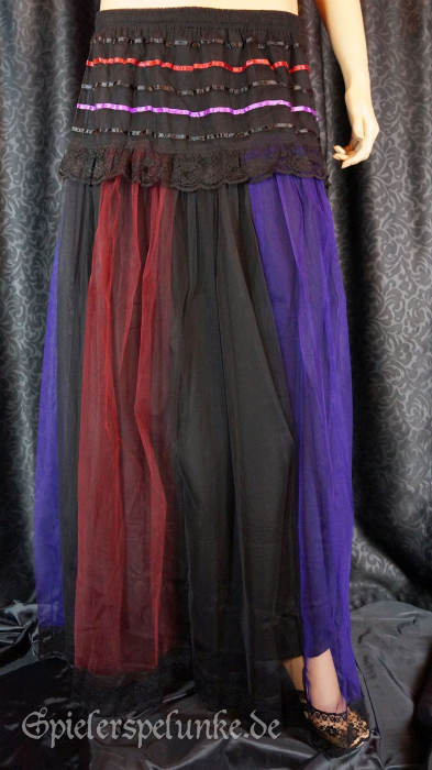 Langer Gothic Rock in schwarzem Satin mit schwarz-lila-rotem Chiffon Overlay