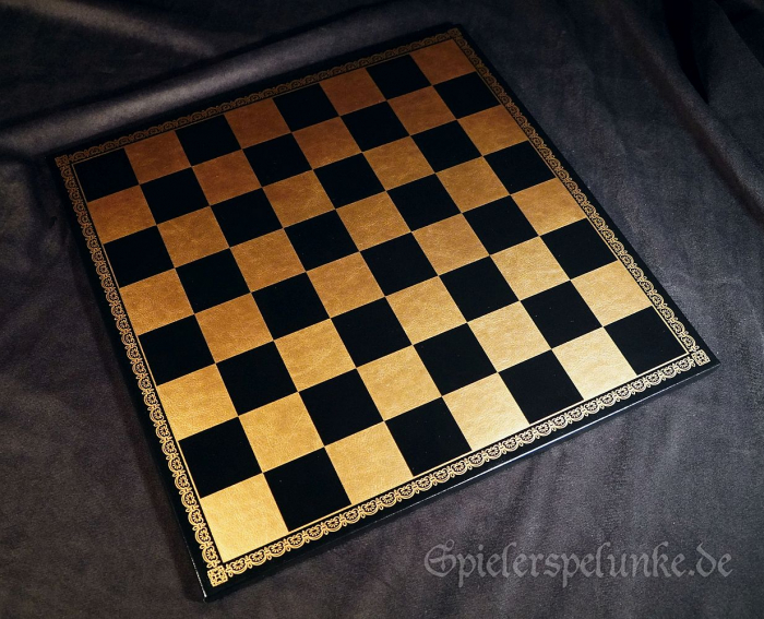 Schachbrett aus Salpaleder schwarz mit goldfarbenem Prägedruck Feldgröße 45mm