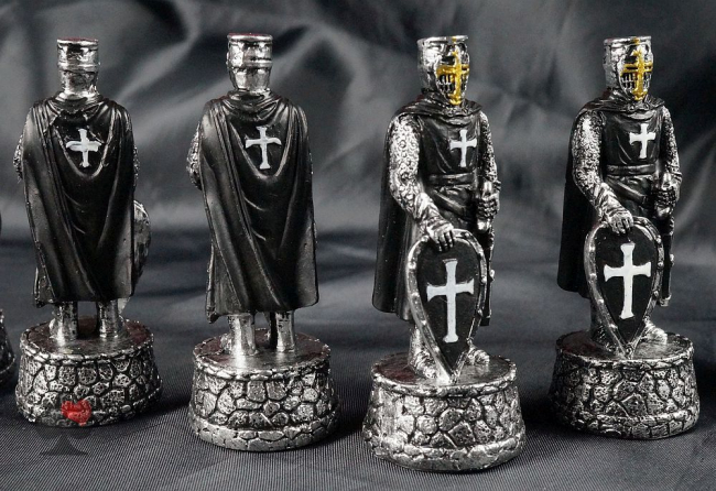 historische schachfiguren kreuzritter schwarz weiss