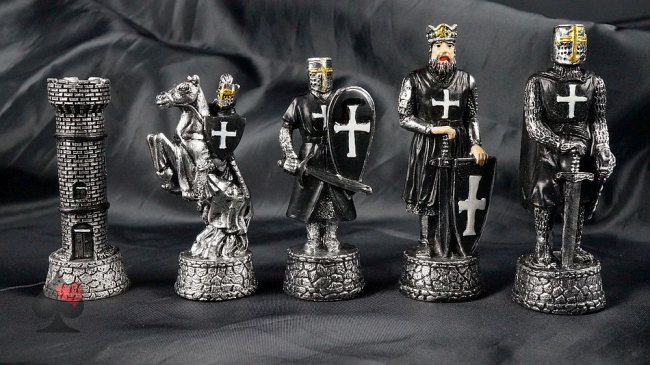 historische schachfiguren kreuzritter schwarz weiss